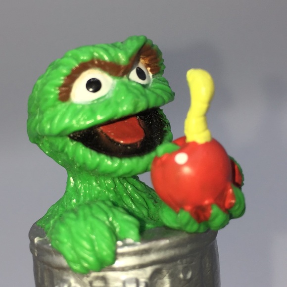 Sesame Street Oscar The Grouch with Apple in Trash Garbage Can  Figure Applause - Picture 7 of 8